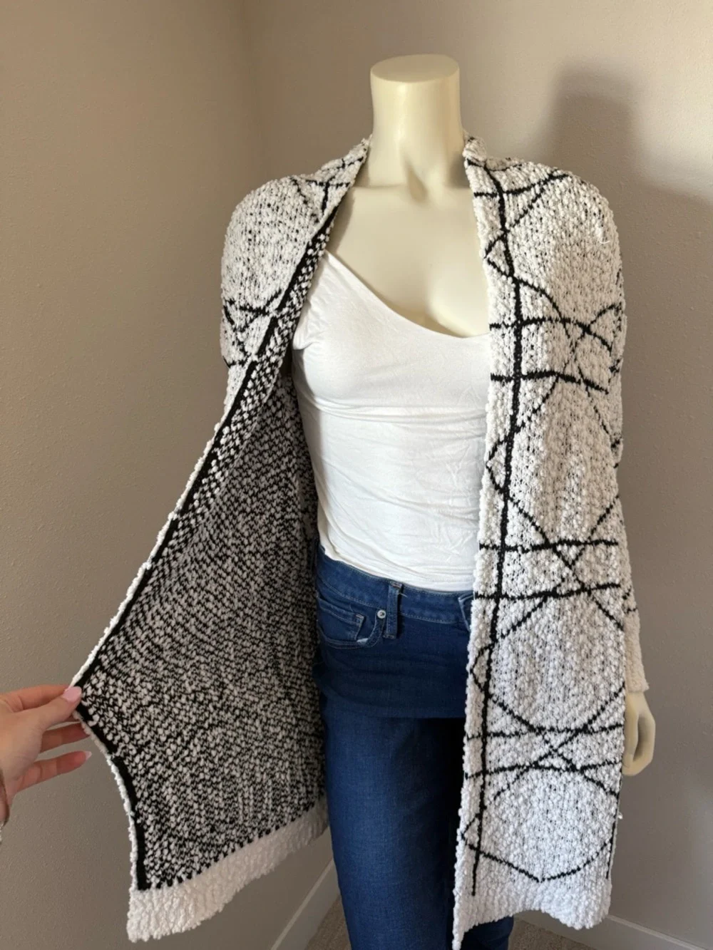White & Black Geometric Open-Front Women’s Cardigan Sweater - Picture 5 of 5
